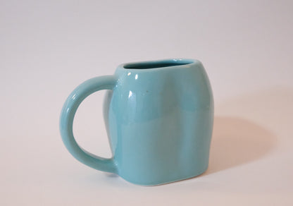 Taza de cerámica en forma de torso