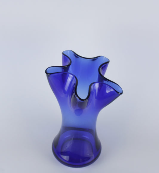 Florero de vidrio azul con diseño ondulado