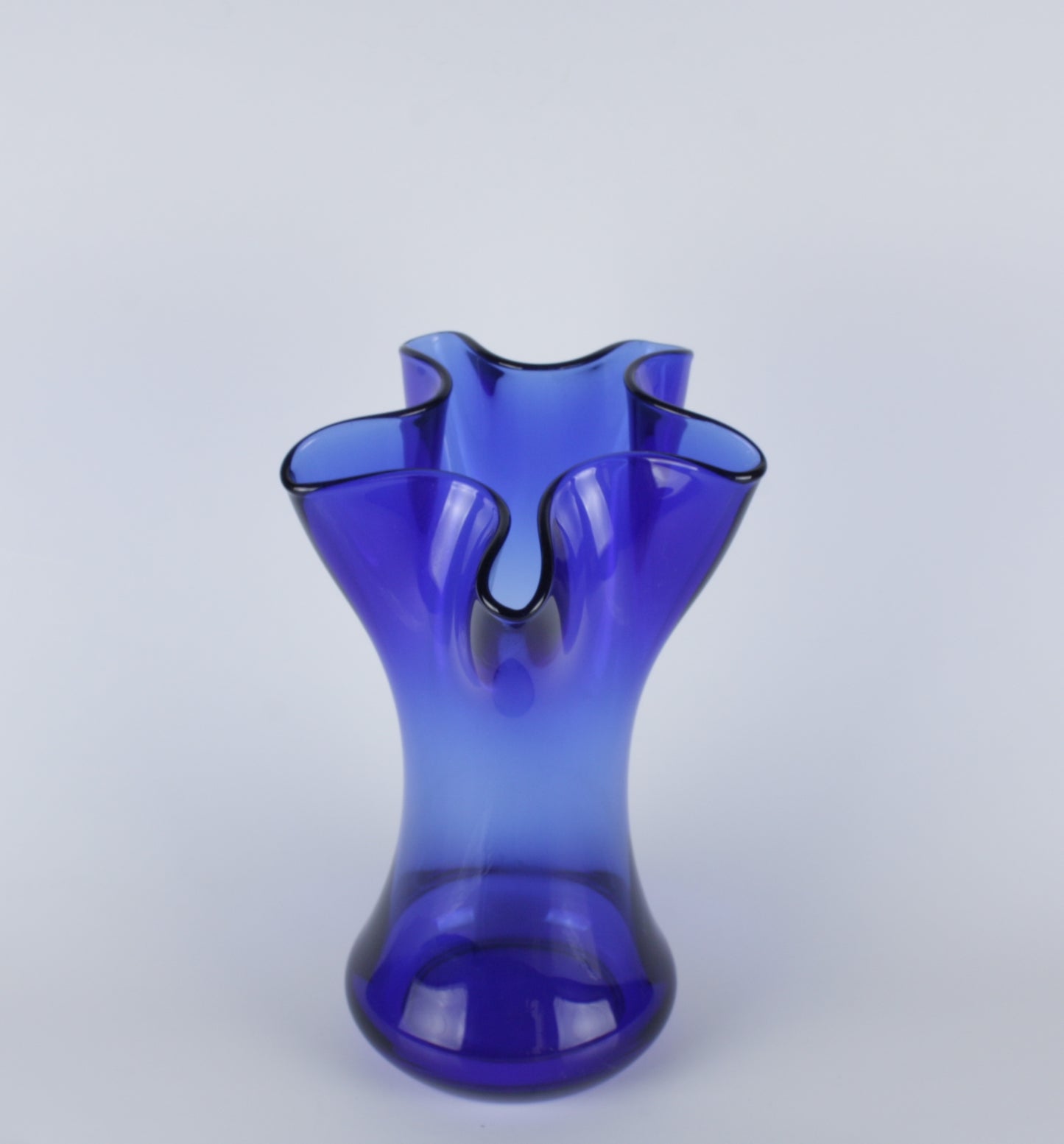 Florero de vidrio azul con diseño ondulado