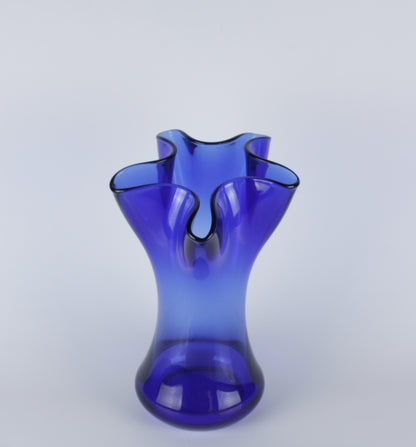 Florero de vidrio azul con diseño ondulado